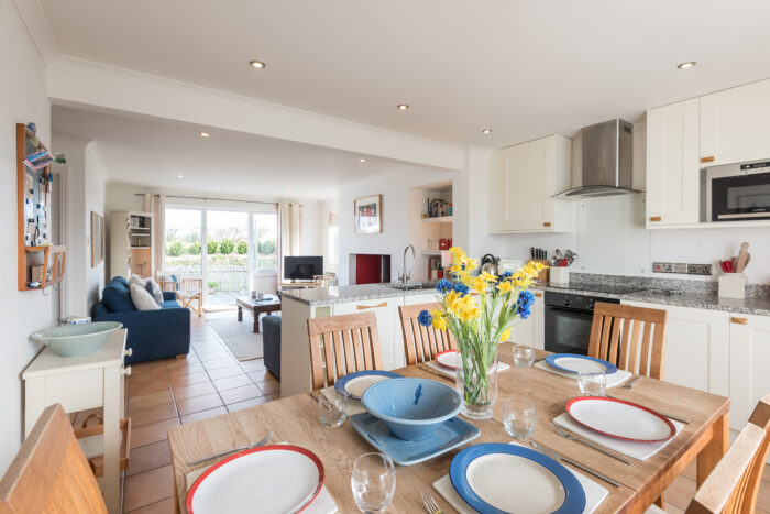 Kitchen & Dining Area